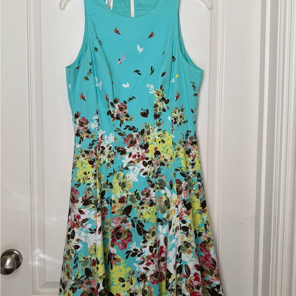 Maggy London Sleeveless Floral Dress, lined w/slight petticoat & flair skirt.